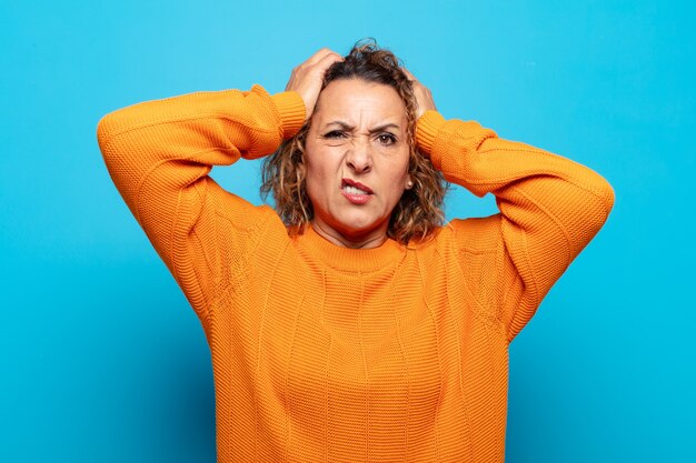 Mujer de mediana edad que se siente frustrada y molesta, enferma y cansada del fracaso, harta de tareas aburridas y aburridas