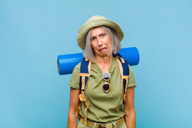 Mujer de mediana edad que se siente perpleja y confundida, con una expresión tonta y atónita mirando algo inesperado