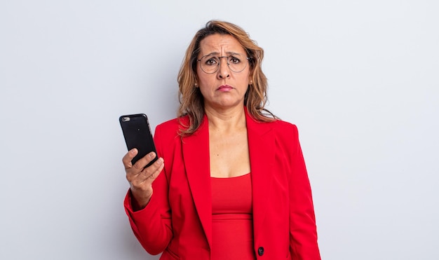 Mujer de mediana edad que se siente triste y llorona con una mirada infeliz y llorando. concepto de negocio