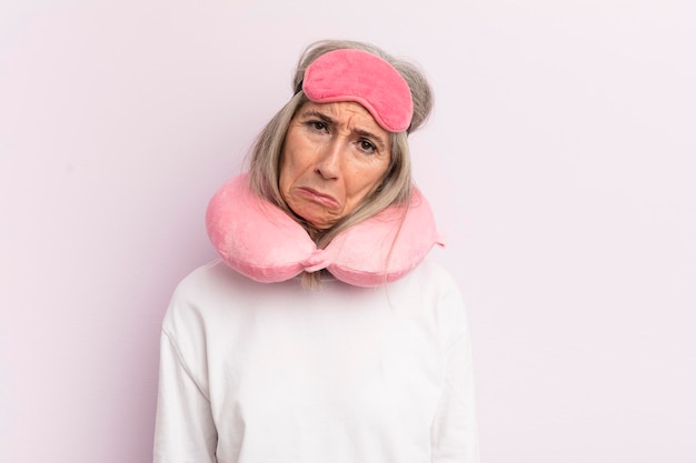 Mujer de mediana edad que se siente triste y quejumbrosa con una mirada infeliz y un concepto de pasajero de vuelo llorando