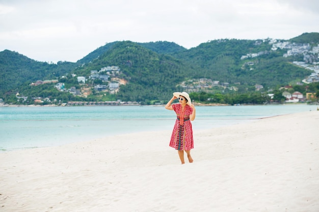 Mujer de mediana edad relajándose en la playa de chaweng en koh samui Tailandia