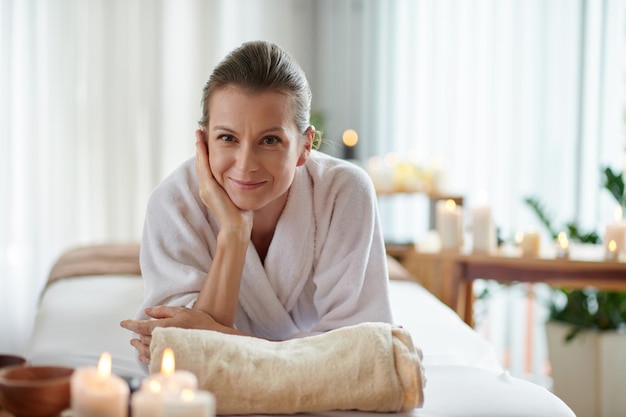 Mujer de mediana edad en el salón de spa