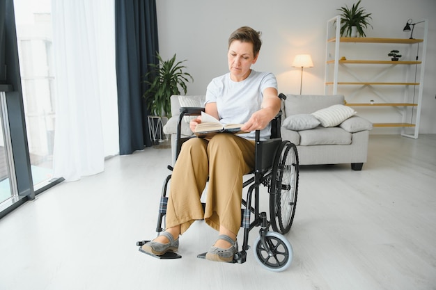 Mujer de mediana edad sentada en silla de ruedas