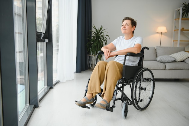 Mujer de mediana edad sentada en silla de ruedas