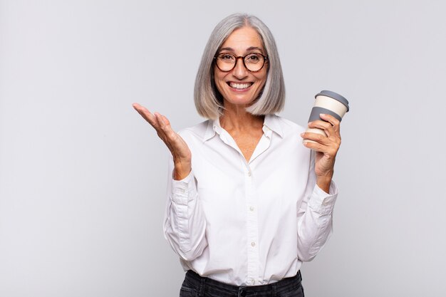 Mujer de mediana edad sintiéndose feliz