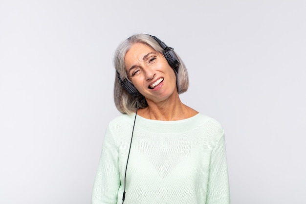 Mujer de mediana edad sintiéndose perplejo y confundido