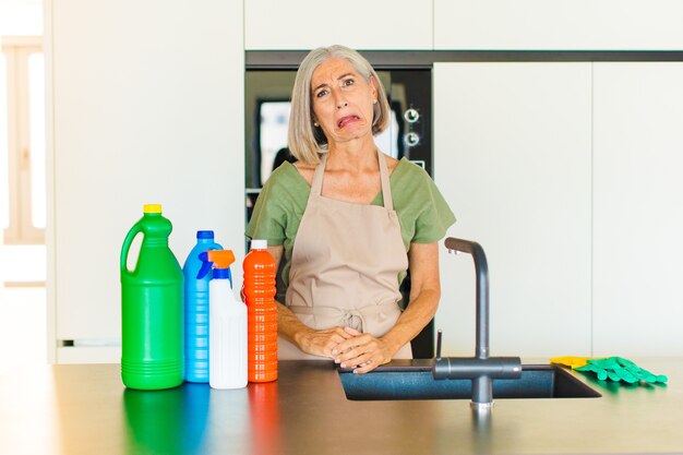 Mujer de mediana edad sintiéndose triste y llorona