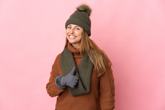 Mujer de mediana edad con sombrero de invierno aislado