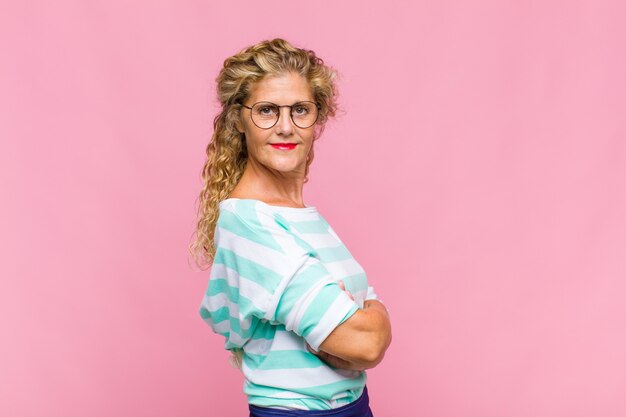 Mujer de mediana edad sonriendo a la cámara