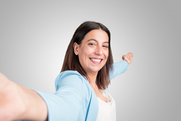 Mujer de mediana edad sonriendo y happysion