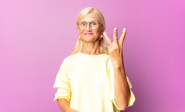 Mujer de mediana edad sonriendo y mirando amigable