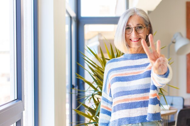 Mujer de mediana edad sonriendo y mirando amigable