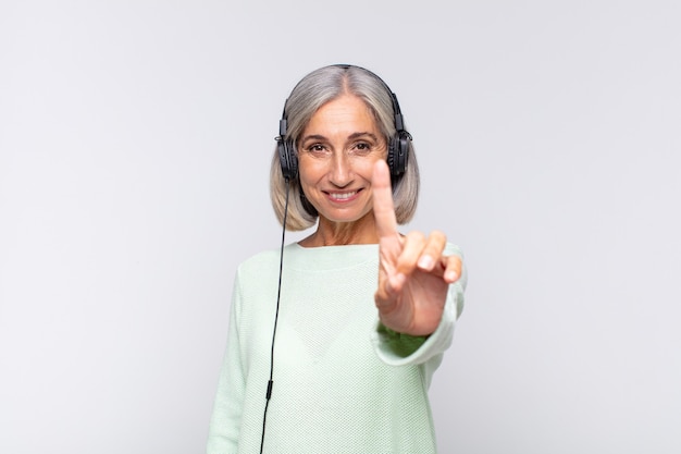 Mujer de mediana edad sonriendo con orgullo aislado