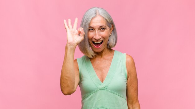 Mujer de mediana edad, sonriente