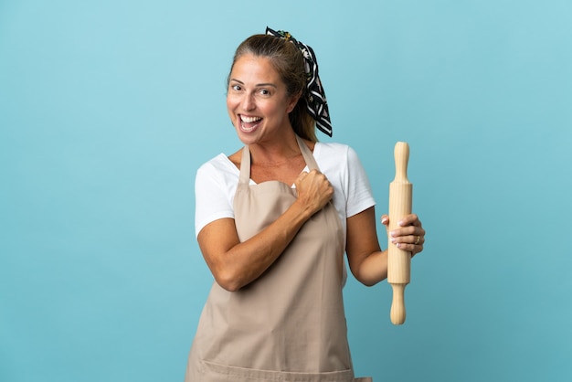 Mujer de mediana edad en uniforme de chef celebrando una victoria