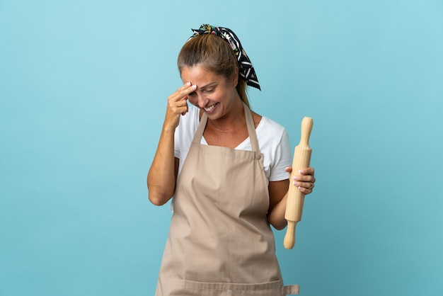 Foto mujer de mediana edad en uniforme de chef riendo