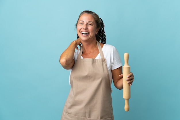 Mujer de mediana edad en uniforme de chef riendo