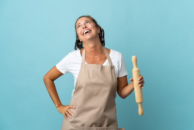 Mujer de mediana edad en uniforme de chef riendo