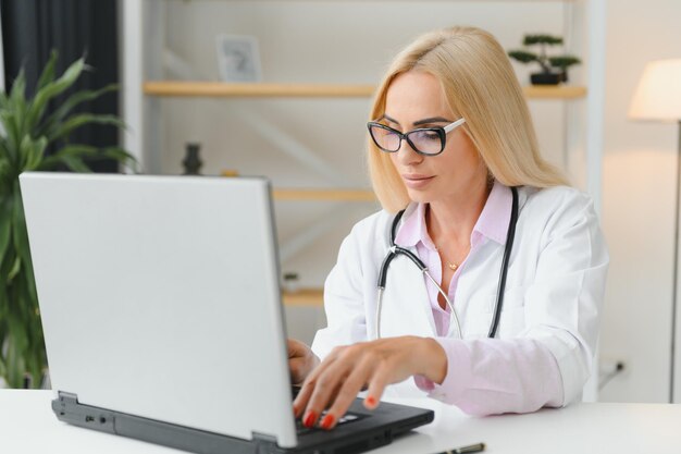 Mujer de mediana edad con uniforme médico en la clínica