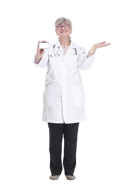 Mujer médica experimentada que muestra su tarjeta de visita