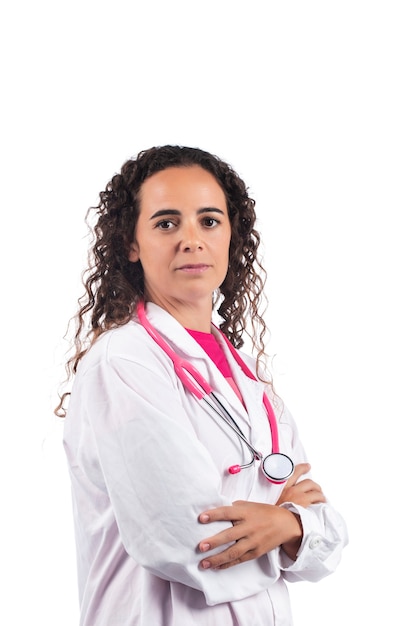 Mujer médico caucásica con estetoscopio rosa.