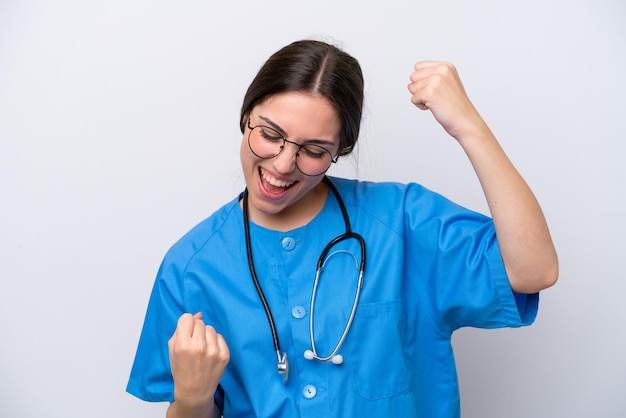 Mujer médico cirujano sosteniendo herramientas aisladas sobre fondo blanco celebrando una victoria