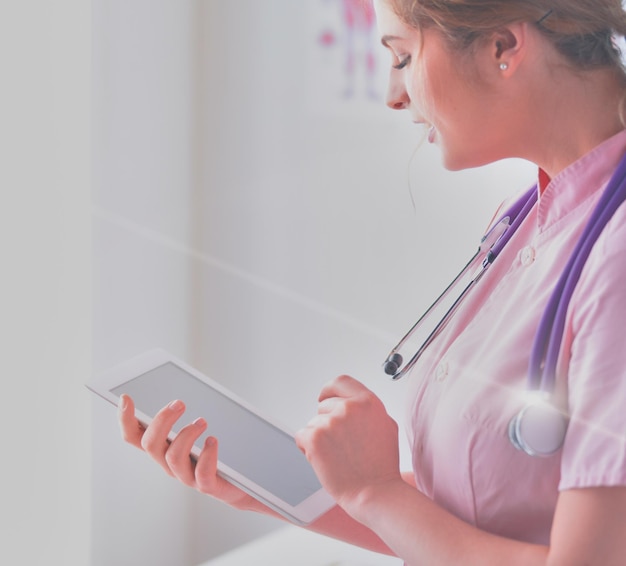 Mujer médico comprobando datos médicos en tablet pc
