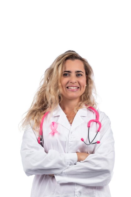 mujer médico con estetoscopio rosa con cinta rosa de cáncer de mama sobre un fondo blanco.