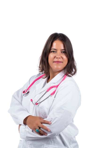 mujer médico con estetoscopio rosa sobre un fondo blanco.