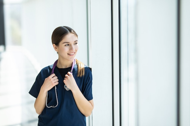 Mujer médico joven médico en la clínica interiers