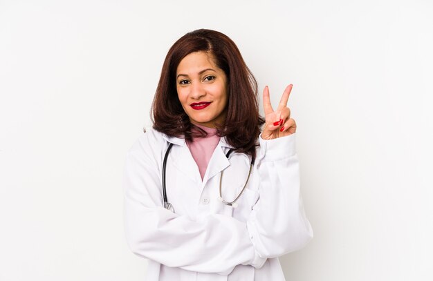 Mujer de médico latino de mediana edad aislada mostrando el número dos con los dedos.