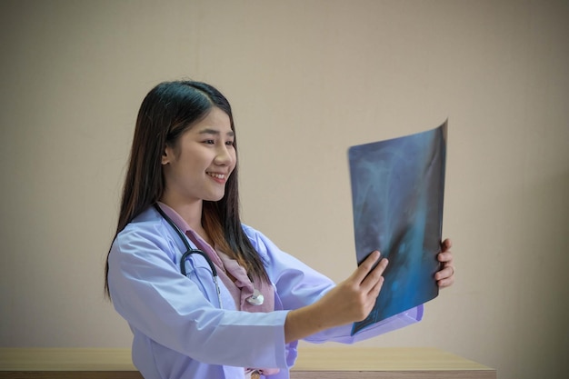 Foto mujer médico con pacientes consulta amable sonriente confiable clínica de virología.