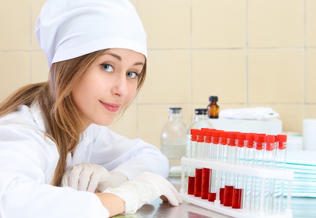 Mujer médico en primer plano de laboratorio