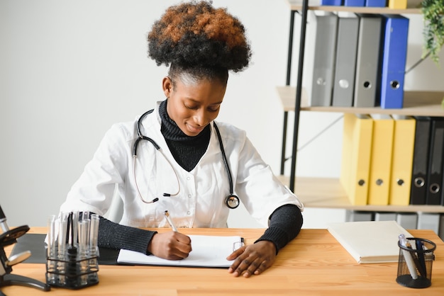 Mujer médico que trabaja en el laboratorio - copyspace