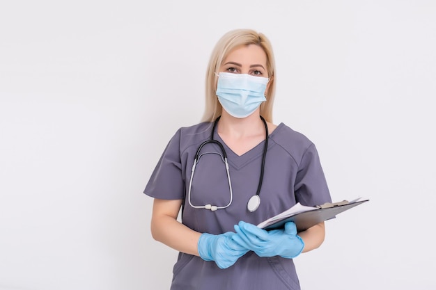 mujer médico sobre fondo blanco.