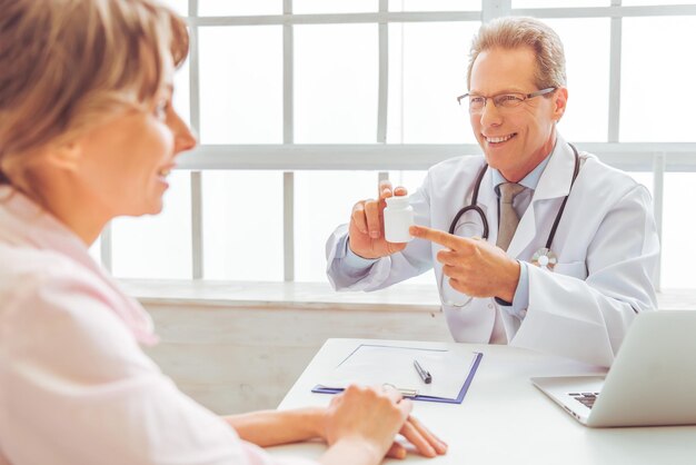 Foto mujer en medico