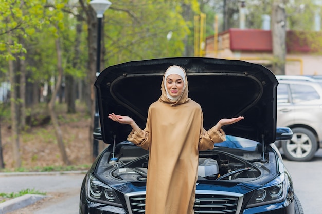 Mujer del Medio Oriente conduciendo un coche mirando hacia adelante