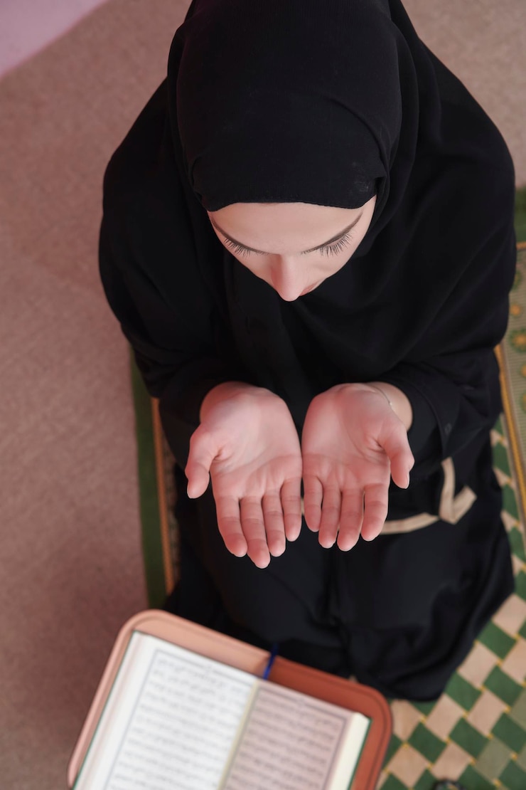 Foto mujer del medio oriente rezando y leyendo el sagrado corán, artículo público de todos los musulmanes. concepto educativo de mujer musulmana que estudia el sagrado corán en casa o mezquita en el mes de ramadán.