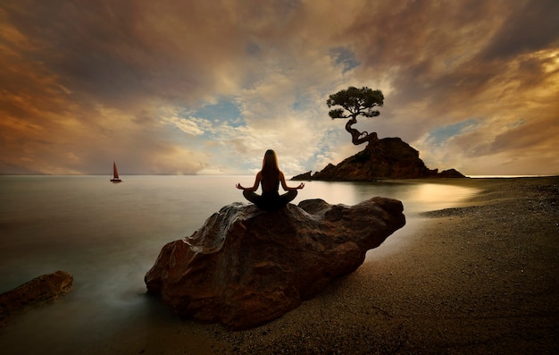 mujer, con, meditación, pose de yoga