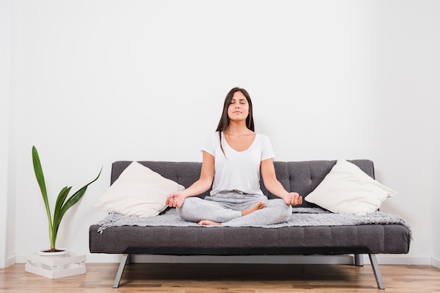 Foto mujer meditando en casa