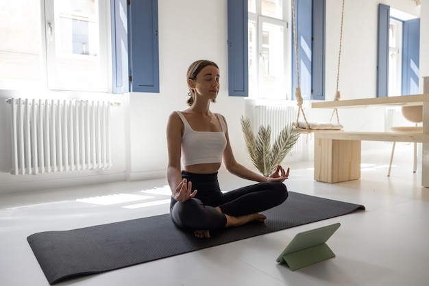 Foto mujer meditando en casa