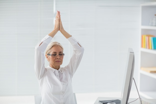 Mujer meditando en el escritorio