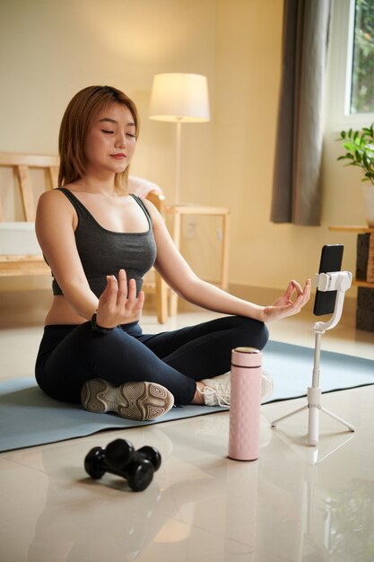 Mujer meditando en posición del loto