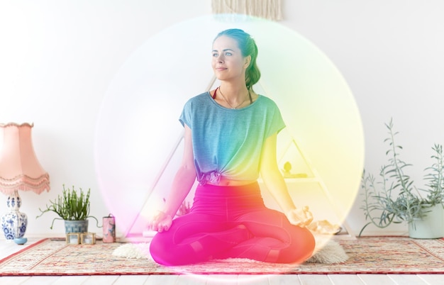 Foto mujer meditando en la postura del loto en el estudio de yoga