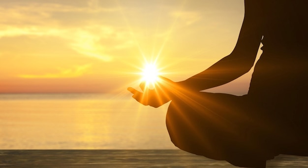 Mujer meditando en yoga