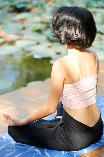 Mujer, meditar, aire libre