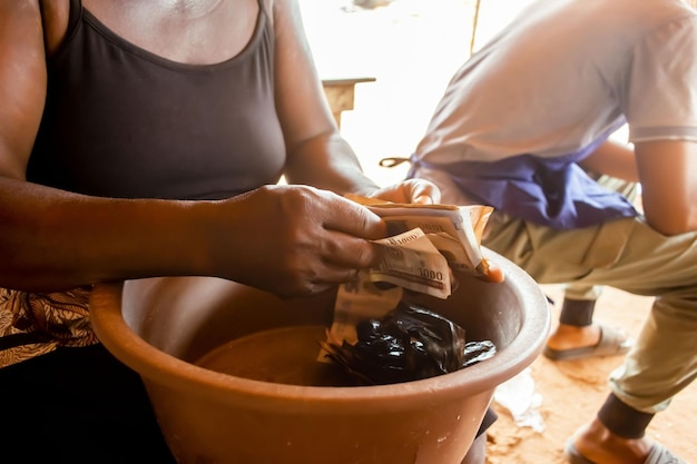 Foto mujer del mercado africano contando dinero