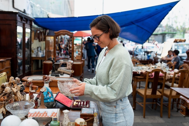 Mujer en el mercado de segunda mano tiro medio