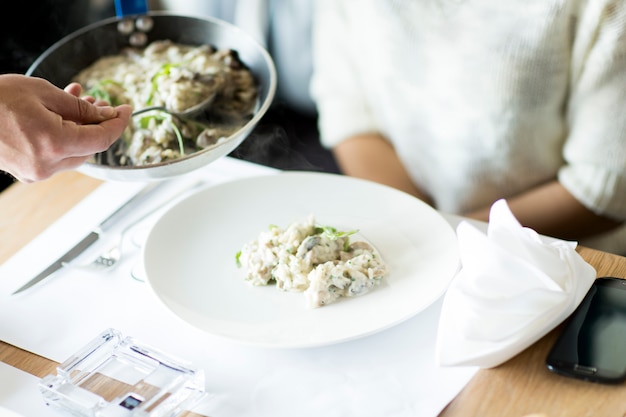 Mujer en la mesa en el restaurante