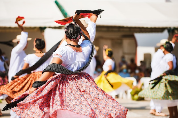 mujer mexicana bailando danza tradicional